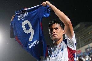 ｢歩いてる姿見てると泣けてくる｣アキレス腱断裂の横浜FM遠野大弥のゴール裏あいさつが話題！｢待ってる｣｢絶対残留｣に加えて｢ファミマの靴下売れそう｣の声の画像