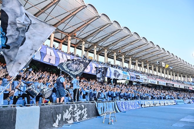 【サポーターアルバム】平日ナイターの試合前から駆け付けた川崎フロンターレのサポーター写真84枚！ 夕日に照らされながらの等々力ショット「川崎フロンターレー横浜FC」の画像075