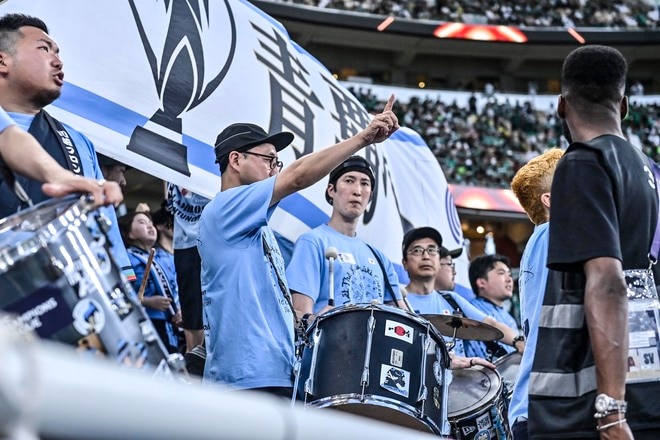 【サポーターアルバム】サウジアラビア・ジェッダ開催のACLE決勝に川崎サポーター700人が集結！ 現地で声援を送ったサポーター写真78枚「アル・アハリー川崎フロンターレ(1)」の画像054