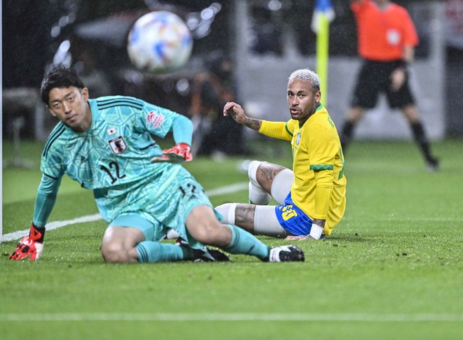 ブラジル代表・ネイマール、サッカー日本代表戦「フル出場」で魅せた「ダイブと献身」“天使と悪魔”の2つの顔で「千両役者」の働きの画像