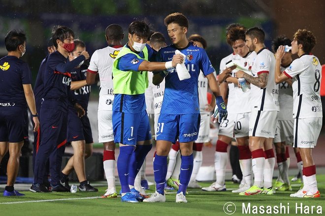 【J1分析】湘南対鹿島「クォン・スンテ先生の特別講義」(1)飲水タイムにGK沖悠哉が探し求めた相手の画像