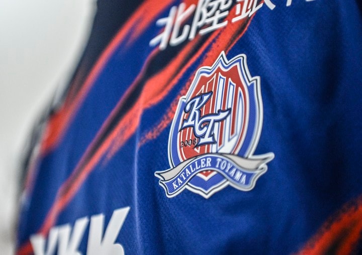 ｢とても富山っぽい！｣冬の立山連峰の“3つの青”で表現したカターレ富山の新ユニフォーム発表！｢ZZガンダムみを感じる｣｢アドマイヤの勝負服っぽい｣との指摘も