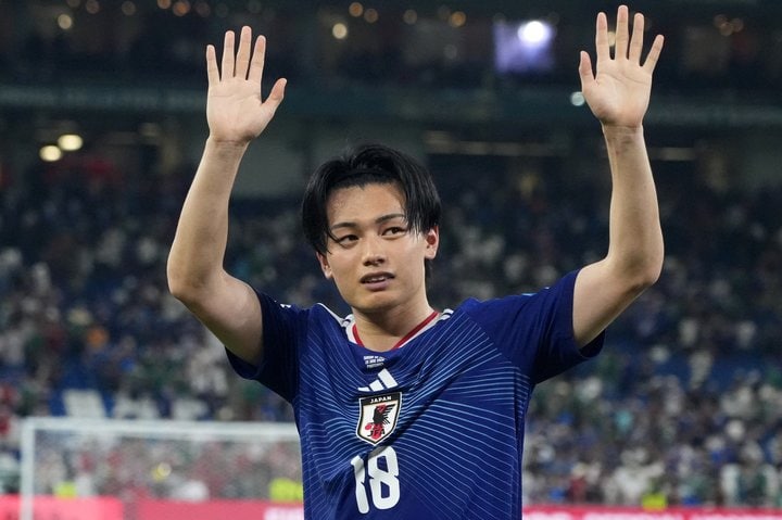 “エア・アヤセ”発動！｢なんちゅう高さじゃ｣182cm上田綺世が身長191cmの相手DFの｢遥か上｣から強烈ヘッド！ 圧倒的な制空権確保に｢クロスバーと同じ高さじゃない？｣