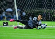 「起き上がり方がお父さんそっくり」サッカー日本代表GK前川黛也のプレー集に賛辞が続々！「代表復帰は当然」「クロス処理上達しすぎ!!!」などの声が広がるの画像