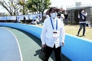「歩いてる姿見てると泣けてくる」アキレス腱断裂の横浜FM遠野大弥のゴール裏あいさつが話題!「待ってる」「絶対残留」に加えて「ファミマの靴下売れそう」の声の画像