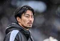 ｢名探偵アキさん｣不惑の天才MF家長昭博が仮装＆渾身ポーズで｢“スー”ルーパスを差し上げます｣宣言!? ｢最年長が一番テンション高いw｣｢めっちゃわろたw｣