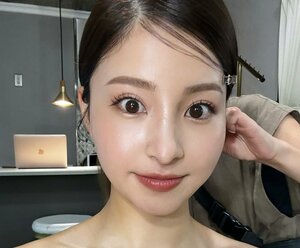 ｢可愛いさヤバいね｣サッカー日本代表・堂安律の美人妻、｢愛用コスメはエルメス｣ぷるぷるリップの車内メイク動画公開の画像