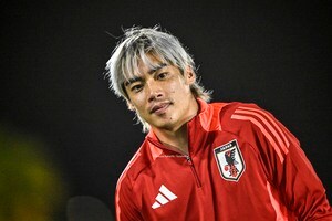 「可愛すぎる」「すごいスマイル」伊東純也が満面過ぎる笑顔での「サンタクロースまみれ姿」が大反響！「ぶどうジュースなの可愛すぎる!!」とまさかの乾杯姿にも視線集中の画像