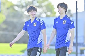 もはや「サッカー日本代表あるある」!? 現地の子供たちとの撮影会で「つい発生する“川崎系”選手の並び位置」の画像