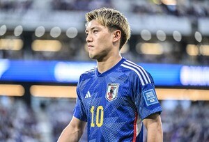 「指輪があああああ♡」日本代表・堂安律のLA旅行ショットが公開され「結婚指輪＆私服＆時計＆車」にファンの視線集中！「すごい時計してますね‼」「素敵なクルマですね！」の声の画像