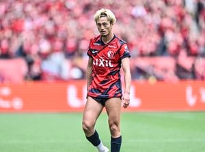 「膝スラうまっw」「10メートルくらいいってる?」J1鹿島FW鈴木優磨の“上手すぎる”ゴールセレブレーションが話題！「点取って吠えてる優磨が一番かっけー！」の声の画像