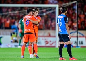 「カオス空間すぎるwwww」J1新潟の劇的勝利後の舞台裏映像にファン興奮！「パリピな勝利の宴」「ワチャワチャ部室感」などの声が広がるの画像