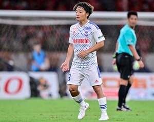 「サッカーと野球の二刀流か！」新潟のプレゼント企画に『高木善朗投手サイン入り硬式野球ボール』が登場してファン騒然！ ボールを握る写真に「投手！」と驚きの声の画像