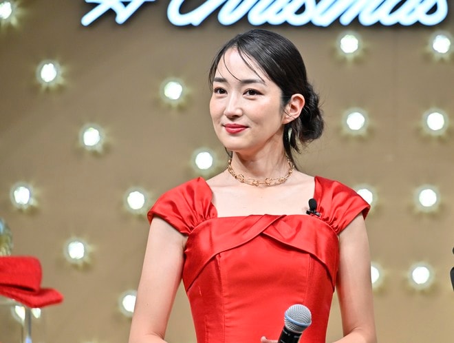 「赤はよく着るよね」槙野智章氏が妻で女優の高梨臨の「真っ赤なドレス姿」にデレデレ！ 夫婦そろって表参道に姿を現し、見つめ合うなど仲睦まじい様子を披露の画像011