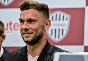 「蛍が小さく見える」「バロさんごっつw」J1神戸のハンガリー代表MFが「大きすぎ」と話題に！「膝周りの筋肉すごいや」とファンも注目の画像