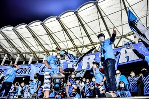 「可愛い♡」「遭遇出来たら最高」24歳の人気女優が「川崎ユニフォームを着用で開幕戦の観戦姿」公開！ 家長昭博との“2ショット写真”も披露し「フロンターレ愛すごい‼︎」とファン興奮の画像