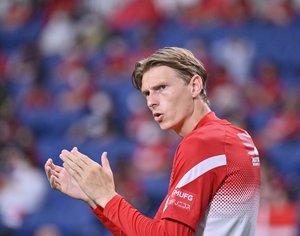 「15頭身くらいある…」FWキャスパー・ユンカーが名古屋グランパスの公式ショップを電撃訪問も、ファンが注目したのはスタイルの良さ！ 「顔ちっちゃすぎん？」などの声が続々の画像