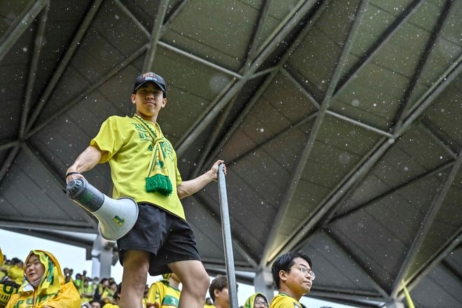 【千葉サポーターアルバム】雨の中で首位堅持のチームを後押しした「ジェフユナイテッド千葉のサポーター写真99枚」！ ゴール裏の熱狂ショット「ジェフユナイテッド千葉ーベガルタ仙台」の画像084