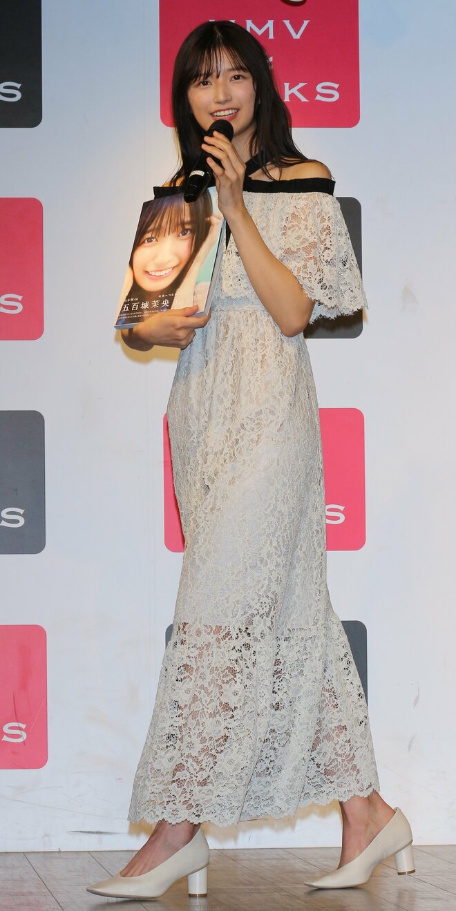 J1神戸“30周年アンバサダー”乃木坂46五百城茉央が駅構内に書いた直筆サインがデカすぎる!「こんなに大きく…是非見に行ってみてください」のお願いで“新聖地”誕生への画像