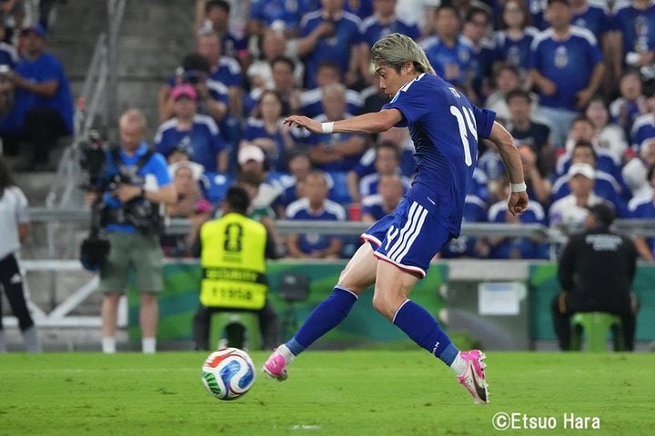 ｢イナズマの動き｣｢左足でも完璧｣33歳の伊東純也、待望の今季初ゴール！ 開幕4戦フル出場の“爆速カットイン逆足弾”に｢好調すぎだろ！｣｢次のW杯も必要！｣