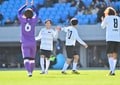 「パパそっくり！」元川崎・中村憲剛が引退試合で息子・龍剛とピッチ共演し、「立ち姿からボールを蹴る時のフォームまでお父さんそっくり」と大反響！「生き写しすぎる」の声続々の画像011