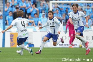 大住良之の｢この世界のコーナーエリアから｣第174回｢イアンおじさんの結び方｣(1) 横浜FCに開幕3連勝をもたらした｢右足ストッキング弾｣、セルジオ越後と釜本邦茂の前で決まった｢スパイクなし決勝弾｣の画像