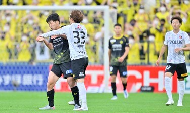 画像 写真 柏 浦和 で乱闘直前騒動 ピッチ上で 突き飛ばし 選手入り乱れ 発生で主審が提示したカードの枚数は Jリーグ 国内 ニュース サッカー批評web 画像 写真 柏 浦和 で乱闘直前騒動 ピッチ上で 突き飛ばし 選手入り乱れ 発生で主審が提示したカードの枚数は Jリーグ 国内 ニュース サッカー批評web