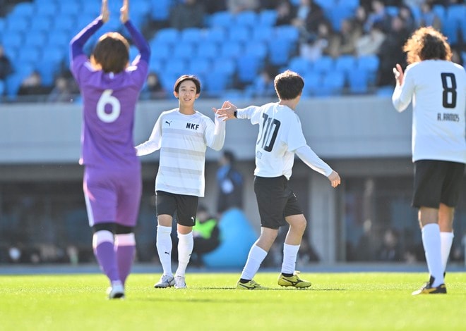 「パパそっくり！」元川崎・中村憲剛が引退試合で息子・龍剛とピッチ共演し、「立ち姿からボールを蹴る時のフォームまでお父さんそっくり」と大反響！「生き写しすぎる」の声続々の画像011