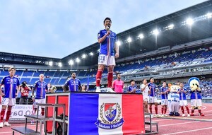 「VAR判定でドキドキしながら」自民党・小泉進次郎氏が横浜FMの「観戦興奮姿」公開！ 地元チームの逆転勝利を喜ぶ8枚の写真の画像