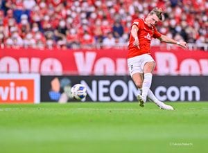 「えっぐ。何度見てもえっぐ」西川のパントキック→江坂の胸トラップ→ユンカーのフィニッシュまで「全プレーが完璧」! 浦和レッズの5点目に「教科書に載せるべき」など称賛の声続々【動画】の画像