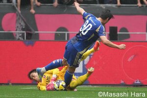 追加点の｢布石となった｣西川周作のロングフィード、数的不利の町田がとった｢最悪の選択｣と松尾佑介のスピード【町田戦の快勝が示す浦和の｢適正ポジション｣】(2)の画像