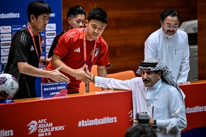 サウジアラビア戦前日会見で異例出来事……森保監督＆遠藤航に突如現地メディア男性が近づくも、2人は動じず「ダブル握手＆写真撮影の神対応」！ 直前には“歓迎の言葉”と感謝の交換もの画像003