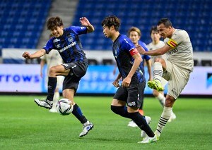 ダミアンと長谷川竜也「DAZNに映らなかったアウェイで“担ぎ上げて360度ブン回し”」【21年J 取材記者が目撃した衝撃事件(6)】の画像