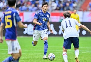 「わーお冨安の筋肉わーお」「筋肉えぐ」サッカー日本代表DF冨安健洋のアメリカ代表戦後のユニフォーム交換にファンの視線が集中！ アーセナルのチームメイトとの交流で見せた隆々過ぎる上半身の画像