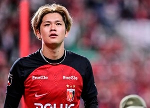 「背番号づくしで素敵な写真」浦和・伊藤敦樹が東京タワーをバックに「新婚妻との手つなぎショット」公開！ 結婚指輪が印象的な夜の一枚の画像