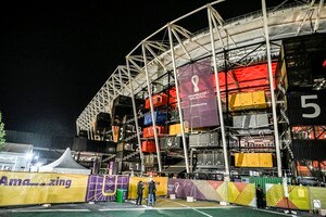 【W杯裏話】スタジアムグルメ(3) 豆腐が乗った「焼きそば」から、「鉄板ピザ」や「ビーフステーキ」のカタールグルメまで！ 国際色豊かな現地メニューの画像