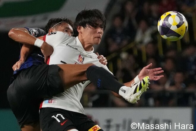 宇佐美貴史らの推進力で主導権を握ったガンバ、復帰の渡邊凌磨や助っ人の投入で浦和が一発を狙うも…試合を決めたのは夏加入MFのエリア外ミドル弾【ガンバ大阪vs浦和レッズ】激闘PHOTOギャラリーの画像002