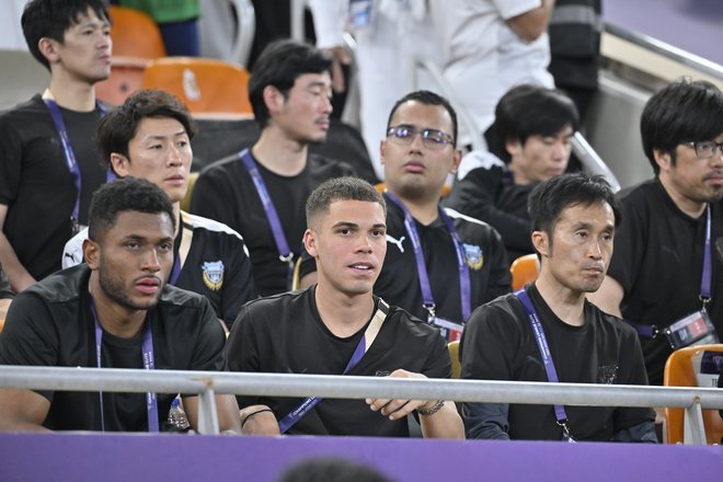 【川崎フロンターレアルバム】小林悠、大島僚太、ジェジエウ、宮城天らACLE決勝を見守った写真23枚！ ヴェロン、神橋良汰、土屋櫂大、野田裕人、クンヒョンも収録「アル・アハリー川崎フロンターレ」の画像017