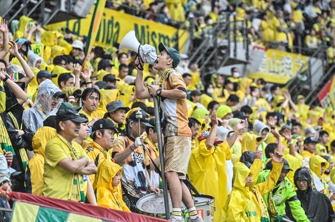 【千葉サポーターアルバム】雨の中で首位堅持のチームを後押しした「ジェフユナイテッド千葉のサポーター写真99枚」！ ゴール裏の熱狂ショット「ジェフユナイテッド千葉ーベガルタ仙台」の画像009