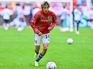 「すげえな!!」「最高かよ」スタッド・ランスの日本代表FW伊東純也がオセール戦の終了間際に「嗅覚見せた決勝ゴール」！ 左足シュートで今季4ゴール目を決め、7試合ぶり勝利をチームにもたらす！の画像