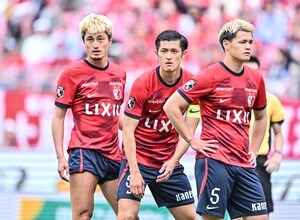 【中断明け初戦で鳥栖に3－0。町田に3差と肉薄した鹿島の今(2)】夏場の省エネに適した柴崎・三竿コンビ。知念と樋口含め、ボランチの複数選択肢を今後にどう生かすのかの画像