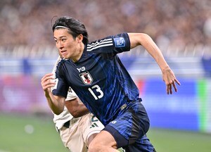 【菅原由勢と中村敬斗のWB、森保ジャパンの「主要オプション」になり得るのか(2)】5バックから6バックに変化してさらに厳しい条件に。意図して引いた“力のあるチーム”をどう打ち破るかの画像