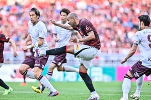 「美女が二人も」「姉妹のようや」浦和レッズの試合会場で撮影された「人気女子アナ×女優の2ショット」が話題に！ ユニフォームを着用した2人が競演の画像