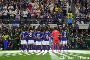 【W杯】｢よく入国出来たな！｣ダラスの日本戦に“伝説の金タイツ男”が参戦！ 現地の生放送に乱入も…｢金ピカおじさん久しぶりに見れた！｣｢勝利の神が降臨｣の画像