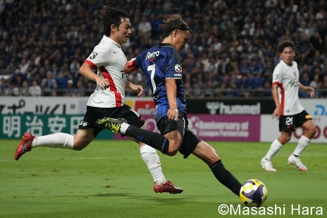 宇佐美貴史らの推進力で主導権を握ったガンバ、復帰の渡邊凌磨や助っ人の投入で浦和が一発を狙うも…試合を決めたのは夏加入MFのエリア外ミドル弾【ガンバ大阪vs浦和レッズ】激闘PHOTOギャラリーの画像003