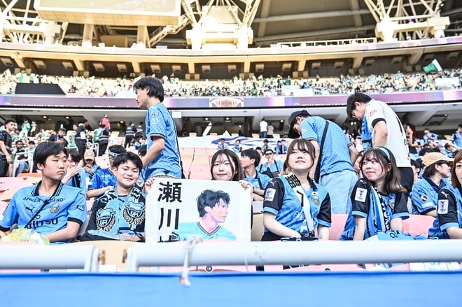 【サポーターアルバム】アジア青覇を果たすべく700人の川崎サポーターがACLE決勝に駆け付けた！ 現地で声援を送ったサポーター写真72枚「アル・アハリー川崎フロンターレ(2)」の画像019