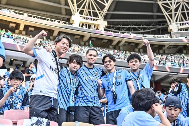 【サポーターアルバム】アジア青覇を果たすべく700人の川崎サポーターがACLE決勝に駆け付けた！ 現地で声援を送ったサポーター写真72枚「アル・アハリー川崎フロンターレ(2)」の画像015