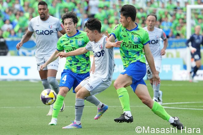 岡山初サムライブルー招集の｢18歳の超新星｣が先制ゴール、湘南から招集｢21歳の司令塔｣と本気デュエルも…試合後はともに空港へ【湘南ベルマーレvsファジアーノ岡山】激闘PHOTOギャラリーの画像006