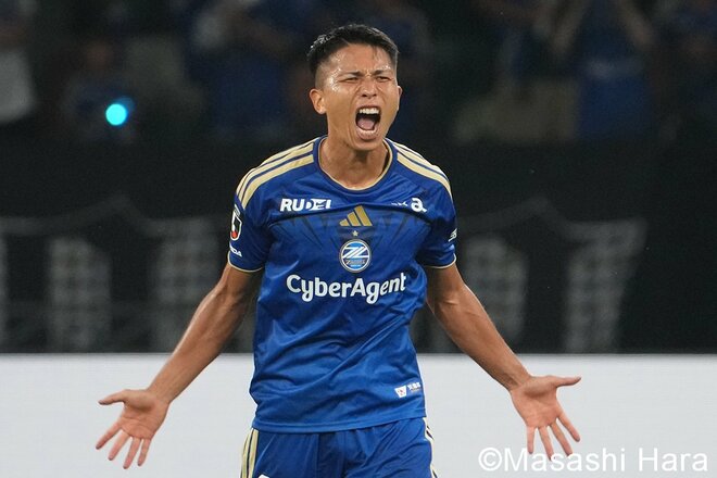 明暗分かれた国立決戦！ 無傷の3連勝と泥沼の3連敗…新天地デビューの2人！西村拓真の咆哮！そして両指揮官の抱擁が物語る激闘【FC町田ゼルビアvs浦和レッズ】激闘PHOTOギャラリーの画像005