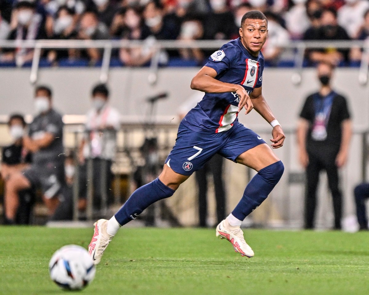 パリ・サンジェルマンFWキリアン・エムバペが飛び出す！ 東京・新宿に